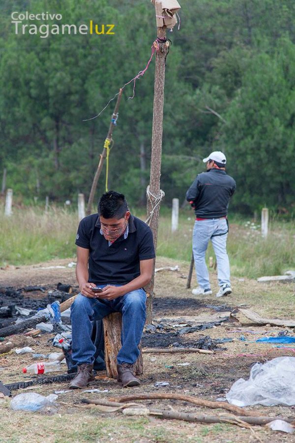 "Informando" Luego de reactivar el bloqueo en la autopista, un integrante de la sociedad civil de San Cristóbal se toma un momento para informar.