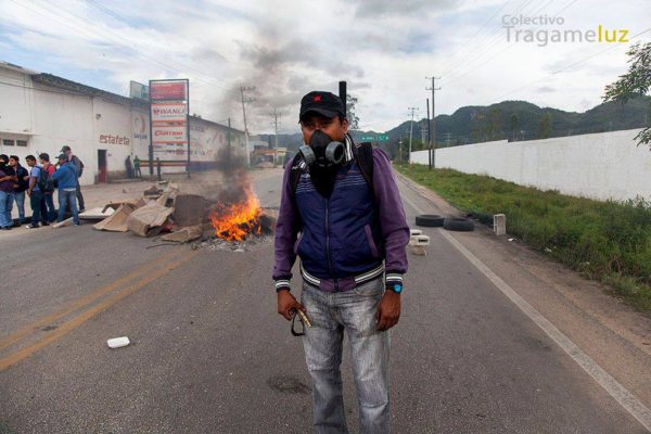 "A las barricadas" Maestros y sociedad civil reinstalan el bloqueo en el periférico de la ciudad de San Cristóbal de Las Casas.