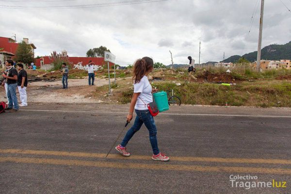 "Sin título" Maestros y sociedad civil recuperan el sitio del campamento -bloqueo de la autopista.