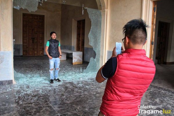 "Recuerdos del desastre". Después de la quema y destrozos en el ex Palacio Municipal, paseantes se toman la foto del recuerdo.