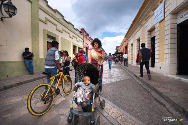 "Tarde de fiesta y vacaciones" ... y a media cuadra, el miércoles negro para la ciudad.