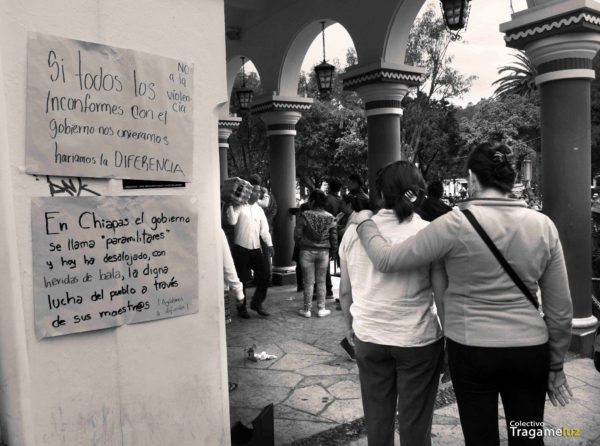  "Si todos los inconformes..." Muchas personas se aglomeraron en el Parque Central de San Cristóbal a observar los saqueos a las tiendas Oxxo que se ubican en esa zona.