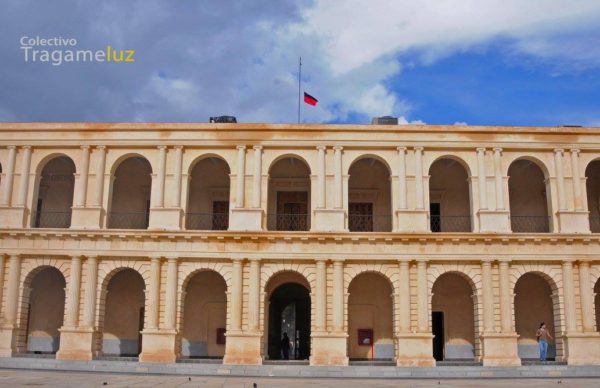 "Estamos en Huelga" Una bandera rojinegra ondea en el ex-palacio municipal de San Cristóbal de Las Casas, pocas horas después del desalojo del campamento magisterial por parte de la policía sectorial y un grupo de choque.