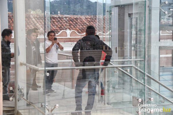 "Cada quien su foto de recuerdo". Después de la quema y destrozos en el ex Palacio Municipal, la gente que paseaba por el centro de la ciudad entró al MUSAC Palacio Municipal a tomarse fotos y recorrer el desastre.