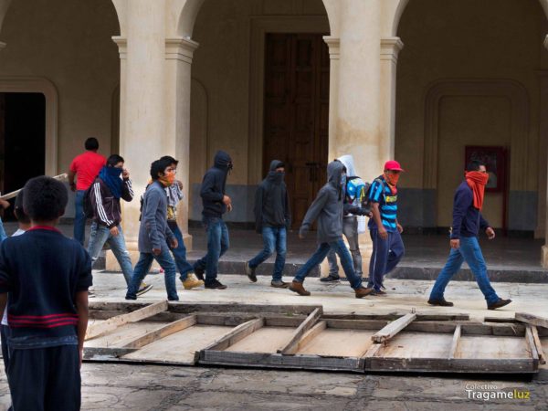 "Encapuchados" Grupo de jóvenes con el rostro cubierto realizaron destrozos en la ex Presidencia Municipal, durante cerca de cinco horas sin que hubiera intervención policial.