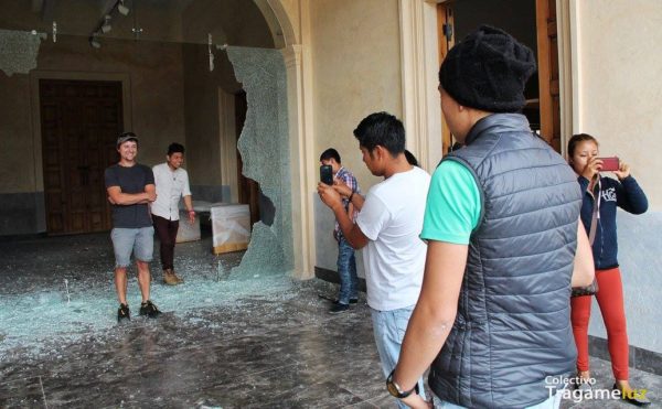 "Sacame la foto del recuerdo de cuando estuve en San Cristóbal un 20 de julio del 2016". Después de la quema y destrozos en el ex Palacio Municipal muchos turistas y habitantes de la ciudad aprovecharon para fotografiarse en medio del desastre.