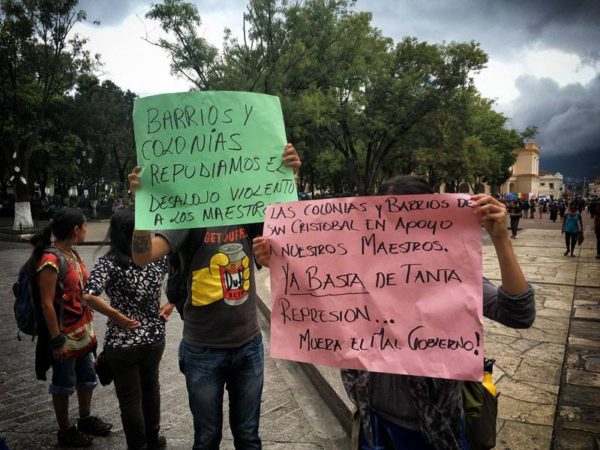 "Palabra de barrio" Desde que se dio a conocer la noticia del desalojo del campamento magisterial, vecinos de barrios y colonias de San Cristóbal llegaron al Parque Central a manifestarse contra la violencia.