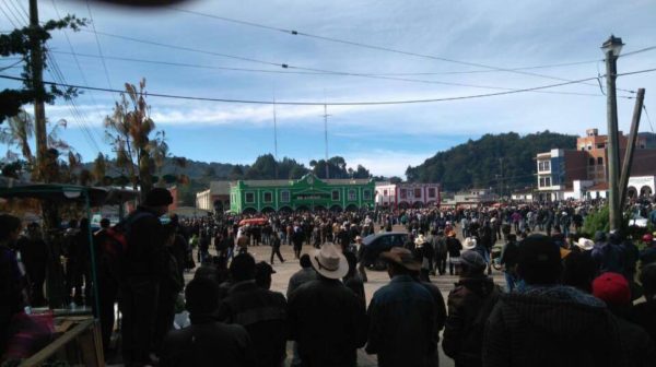 Habitantes de San Juan Chamula mantienen desde hace un año la demanda del pago de 100 millones de pesos destinados a obras y proyectos, y diferencias políticas entre militantes del PRI y PVEM. Foto tomada por habitantes del municipio. Foto tomada por habitantes de San Juan Chamula