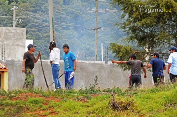 Agresores disparan a maestros y sociedad civil durante desalojo. Fotos: Colectivo Tragameluz