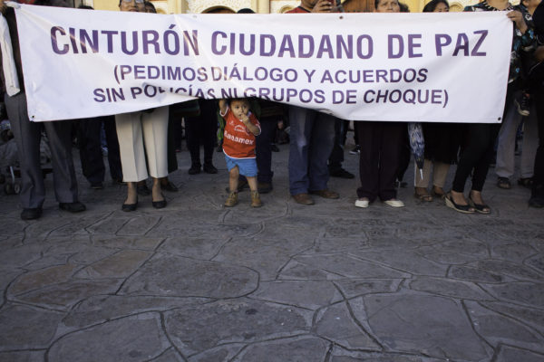 San Cristobal de Las Casas, Chiapas. 05 de julio de 2016. Cientos de Sancristobalences organizados en el comite de padres de familia de la zona Altos y simpatizantes de la teoligia de liberacion celebraron una misa en el bloqueo de los maestros de la CNTE y una marcha para exigir al gobierno federal que dialogue con los maestros, retire la amenaza de desalojo con la policia federal y llaman a la sociedad en general a apoyar al movimiento contra la reforma educativa. Foto: Moyses Zuniga Santiago.