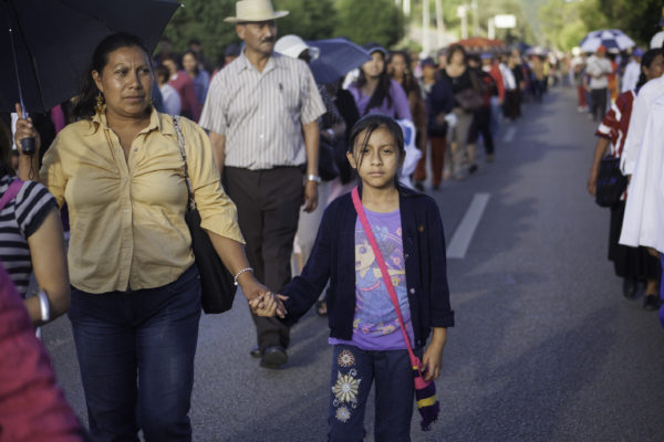 San Cristobal de Las Casas, Chiapas. 05 de julio de 2016. Cientos de Sancristobalences organizados en el comite de padres de familia de la zona Altos y simpatizantes de la teoligia de liberacion celebraron una misa en el bloqueo de los maestros de la CNTE y una marcha para exigir al gobierno federal que dialogue con los maestros, retire la amenaza de desalojo con la policia federal y llaman a la sociedad en general a apoyar al movimiento contra la reforma educativa. Foto: Moyses Zuniga Santiago.