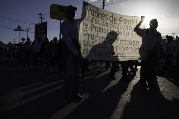 San Cristobal de Las Casas, Chiapas. 05 de julio de 2016. Cientos de Sancristobalences organizados en el comite de padres de familia de la zona Altos y simpatizantes de la teoligia de liberacion celebraron una misa en el bloqueo de los maestros de la CNTE y una marcha para exigir al gobierno federal que dialogue con los maestros, retire la amenaza de desalojo con la policia federal y llaman a la sociedad en general a apoyar al movimiento contra la reforma educativa. Foto: Moyses Zuniga Santiago.