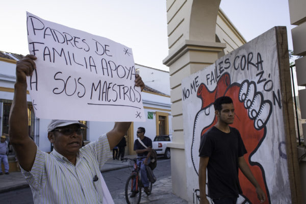 San Cristobal de Las Casas, Chiapas. 05 de julio de 2016. Cientos de Sancristobalences organizados en el comite de padres de familia de la zona Altos y simpatizantes de la teoligia de liberacion celebraron una misa en el bloqueo de los maestros de la CNTE y una marcha para exigir al gobierno federal que dialogue con los maestros, retire la amenaza de desalojo con la policia federal y llaman a la sociedad en general a apoyar al movimiento contra la reforma educativa. Foto: Moyses Zuniga Santiago.