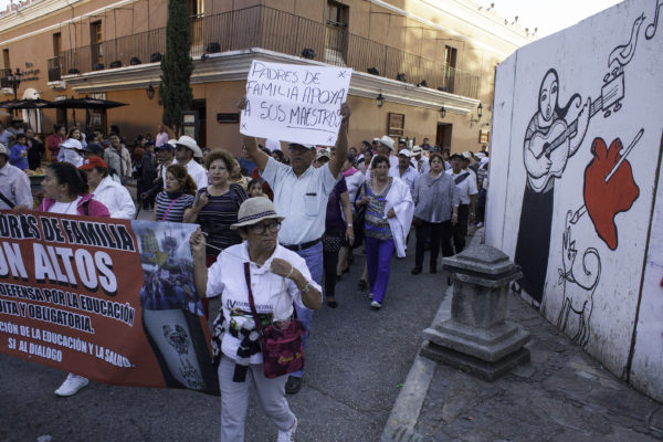 San Cristobal de Las Casas, Chiapas. 05 de julio de 2016. Cientos de Sancristobalences organizados en el comite de padres de familia de la zona Altos y simpatizantes de la teoligia de liberacion celebraron una misa en el bloqueo de los maestros de la CNTE y una marcha para exigir al gobierno federal que dialogue con los maestros, retire la amenaza de desalojo con la policia federal y llaman a la sociedad en general a apoyar al movimiento contra la reforma educativa. Foto: Moyses Zuniga Santiago.