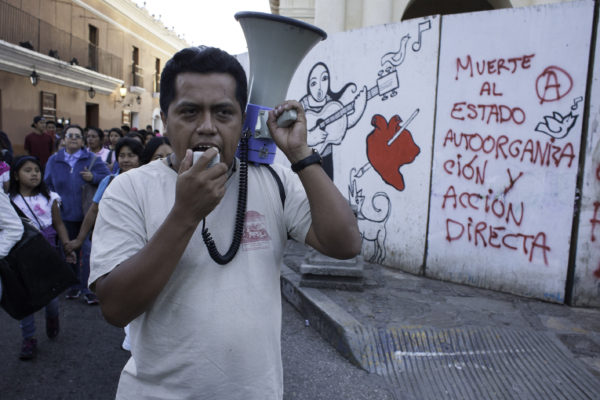 San Cristobal de Las Casas, Chiapas. 05 de julio de 2016. Cientos de Sancristobalences organizados en el comite de padres de familia de la zona Altos y simpatizantes de la teoligia de liberacion celebraron una misa en el bloqueo de los maestros de la CNTE y una marcha para exigir al gobierno federal que dialogue con los maestros, retire la amenaza de desalojo con la policia federal y llaman a la sociedad en general a apoyar al movimiento contra la reforma educativa. Foto: Moyses Zuniga Santiago.