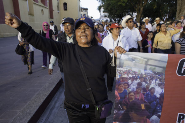 San Cristobal de Las Casas, Chiapas. 05 de julio de 2016. Cientos de Sancristobalences organizados en el comite de padres de familia de la zona Altos y simpatizantes de la teoligia de liberacion celebraron una misa en el bloqueo de los maestros de la CNTE y una marcha para exigir al gobierno federal que dialogue con los maestros, retire la amenaza de desalojo con la policia federal y llaman a la sociedad en general a apoyar al movimiento contra la reforma educativa. Foto: Moyses Zuniga Santiago.