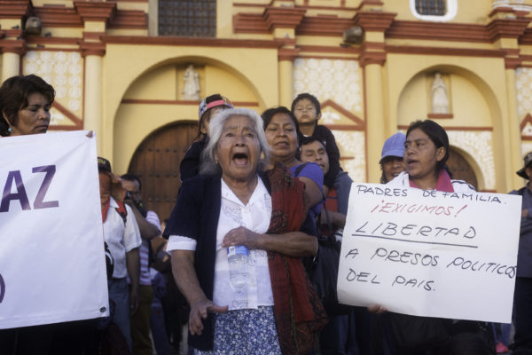 San Cristobal de Las Casas, Chiapas. 05 de julio de 2016. Cientos de Sancristobalences organizados en el comite de padres de familia de la zona Altos y simpatizantes de la teoligia de liberacion celebraron una misa en el bloqueo de los maestros de la CNTE y una marcha para exigir al gobierno federal que dialogue con los maestros, retire la amenaza de desalojo con la policia federal y llaman a la sociedad en general a apoyar al movimiento contra la reforma educativa. Foto: Moyses Zuniga Santiago.