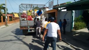 Descargan maestros la comida enviada por el EZLN