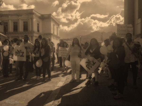 Desde tres distintos puntos de la ciudad, diferentes contingentes marcharon en San Cristóbal en contra del presidente municipal. En la foto, el contingente —que algunas personas identificaron como de la Canaco— que salió de Sedem y se unió en el parque central al grupo mayor.