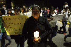 San Cristobal de Las Casas, Chiapas. 4 de julio de 2016. Cientos de personas de barrios y colonias y el comite de padres de familia democratico de la region altos marchan con velas en apoyo al los maestros del CNTE que mantienen bloqueada la autopista de cuota San Cristobal-Tuxtla Gutierrez con la consigna de dialogar y revertir la reforma educativa. Foto: Moyses Zuniga Santiago