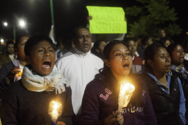 San Cristobal de Las Casas, Chiapas. 4 de julio de 2016. Cientos de personas de barrios y colonias y el comite de padres de familia democratico de la region altos  marchan con velas en apoyo al los maestros del CNTE que mantienen bloqueada la autopista de cuota San Cristobal-Tuxtla Gutierrez con la consigna de dialogar y revertir la reforma educativa. Foto: Moyses Zuniga Santiago