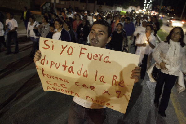 San Cristobal de Las Casas, Chiapas. 4 de julio de 2016. Cientos de personas de barrios y colonias y el comite de padres de familia democratico de la region altos  marchan con velas en apoyo al los maestros del CNTE que mantienen bloqueada la autopista de cuota San Cristobal-Tuxtla Gutierrez con la consigna de dialogar y revertir la reforma educativa. Foto: Moyses Zuniga Santiago