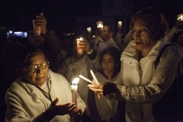 San Cristobal de Las Casas, Chiapas. 4 de julio de 2016. Cientos de personas de barrios y colonias y el comite de padres de familia democratico de la region altos  marchan con velas en apoyo al los maestros del CNTE que mantienen bloqueada la autopista de cuota San Cristobal-Tuxtla Gutierrez con la consigna de dialogar y revertir la reforma educativa. Foto: Moyses Zuniga Santiago