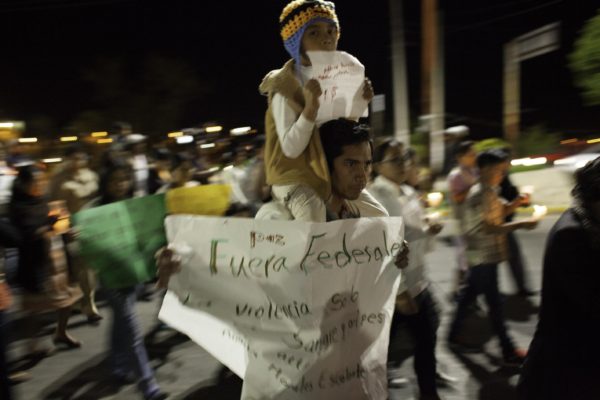 San Cristobal de Las Casas, Chiapas. 4 de julio de 2016. Cientos de personas de barrios y colonias y el comite de padres de familia democratico de la region altos  marchan con velas en apoyo al los maestros del CNTE que mantienen bloqueada la autopista de cuota San Cristobal-Tuxtla Gutierrez con la consigna de dialogar y revertir la reforma educativa. Foto: Moyses Zuniga Santiago