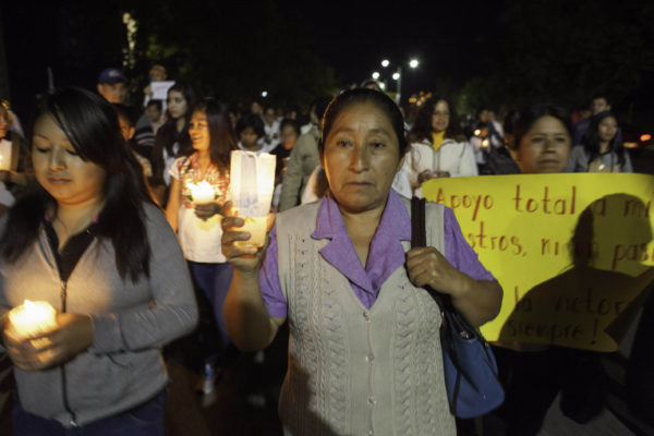 San Cristobal de Las Casas, Chiapas. 4 de julio de 2016. Cientos de personas de barrios y colonias y el comite de padres de familia democratico de la region altos  marchan con velas en apoyo al los maestros del CNTE que mantienen bloqueada la autopista de cuota San Cristobal-Tuxtla Gutierrez con la consigna de dialogar y revertir la reforma educativa. Foto: Moyses Zuniga Santiago