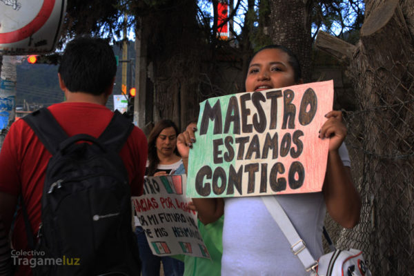 "Maestro, estamos contigo" El respaldo al magisterio estuvo presente a todo lo largo de la marcha que llegó hasta la zona del bloqueo.