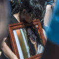 Mirtha Luz Pérez, sostiene hasta el último momento la foto de su hija.

Foto: Alejandro Tello