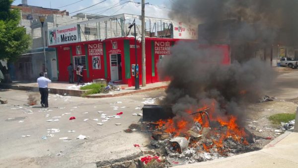 Encapuchados queman oficinas del PRI y PANAL en Chiapas. Foto: Juan Carlos Santiago 