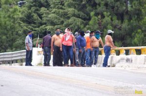 Grupo de choque observa desde el puente el campamento. Foto: Colectivo Tragameluz