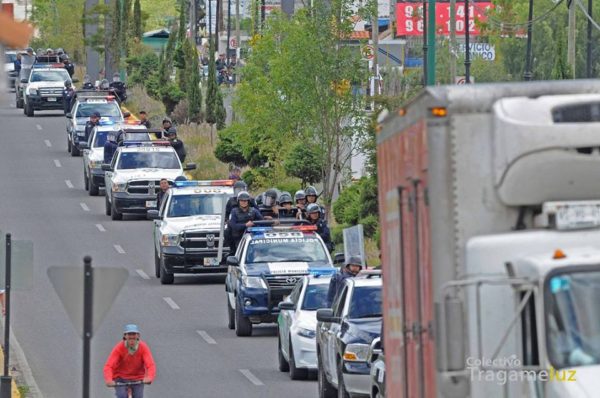 En la retaguardia del grupo agresor, iba el destacamento de policías. Foto: Colectivo Tragameluz