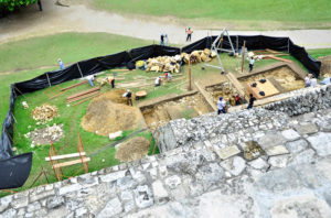 Los trabajos de excavación al pie del Templo de las Inscripciones