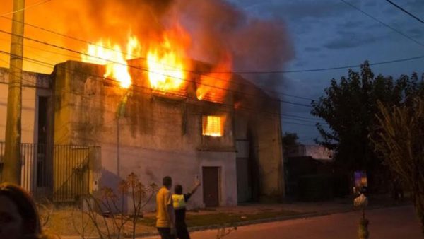 © Incendios que purifican todo. Dominio público. México, 2006