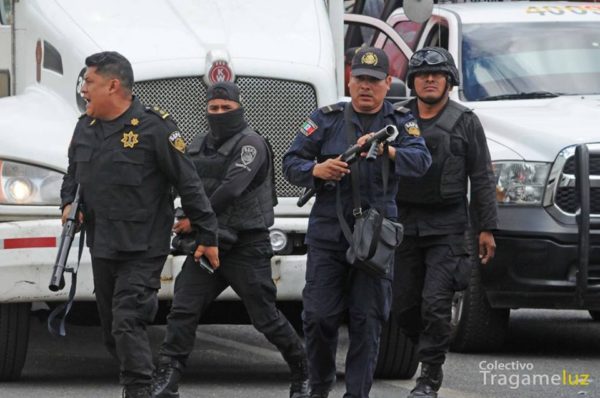 Policías dispararon bombas lacrimógenas contra sociedad civil e integrantes de la CNTE. Foto: Colectivo Tragameluz