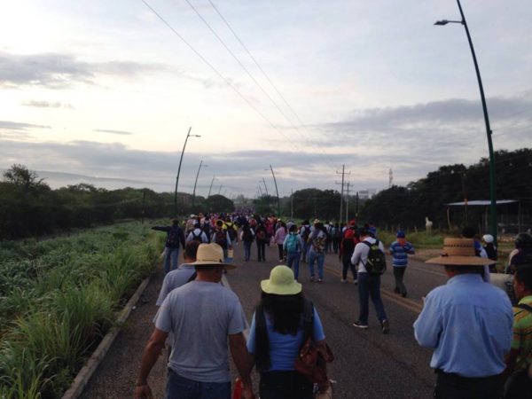 maestros arribaron al aeropuerto desde la mañana de este lunes. Foto: JLE