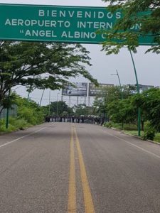 Policías instalaron un retén de contención en el aeropuerto. Foto: JLE