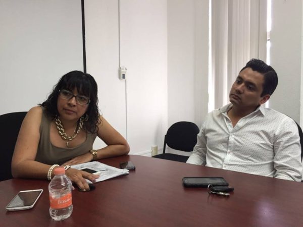 La directora de crédito y cobranza de Fofoe, María Gisela del Toro y el asesor jurídico, Abraham Gómez. Foto: Omar Borjas.