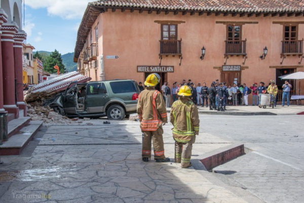 Bomberos, policías y curiosos en el lugar del accidente.