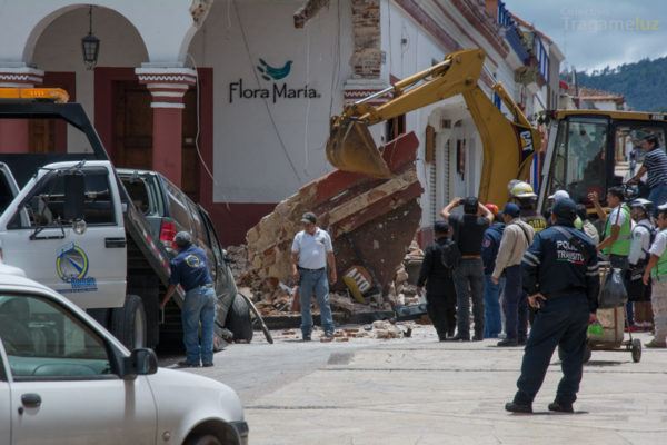 Mientras una grua retira la camioneta accidentada, la maquinaria remueve los escombros del portal oriente.