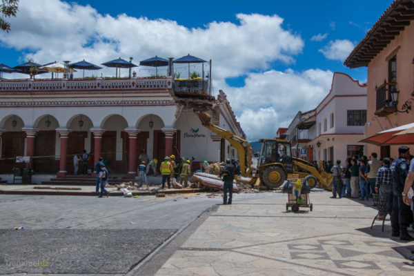 Maquinaria sostiene la estructura del restaurante "Sabor a mi"