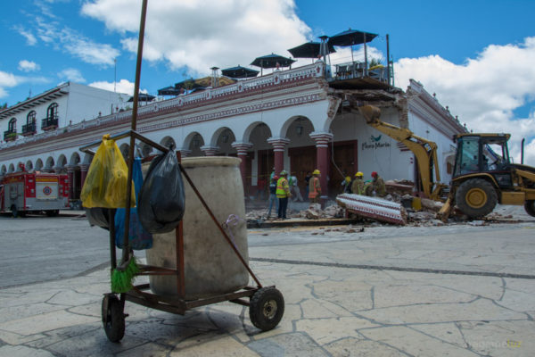 El carro de limpieza de Mercedes Trinidad Morales, quien perdió la vida esta mañana al ser atropellada por una camioneta a exceso de velocidad.