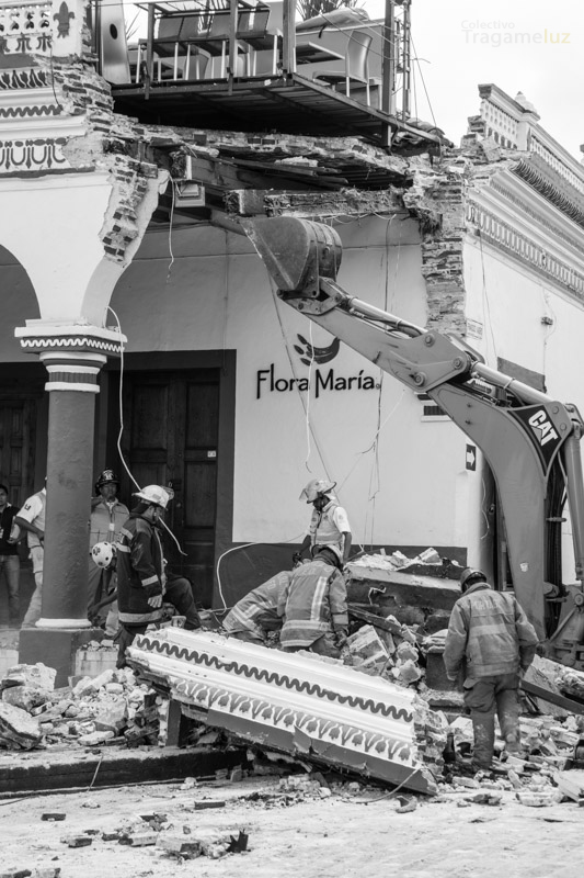 La maquinaria sostiene la estructura del restaurante "Sabor a mi" mientras el personal de bomberos y protección civil limpia los escombros.