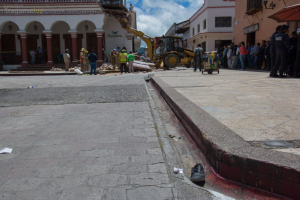 El zapato de Mercedes Morales quedó en el lugar donde fue impactada. El golpe fue tan fuerte que su cuerpo literalmente voló hasta la esquina de Insurgentes.