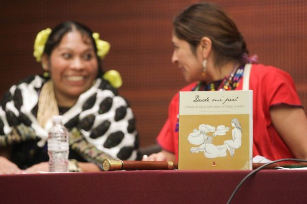 Las alcaldesas de Chenalhó y Oxchuc, Rosa Pérez Pérez y María Gloria Sánchez Gómez, respectivamente.