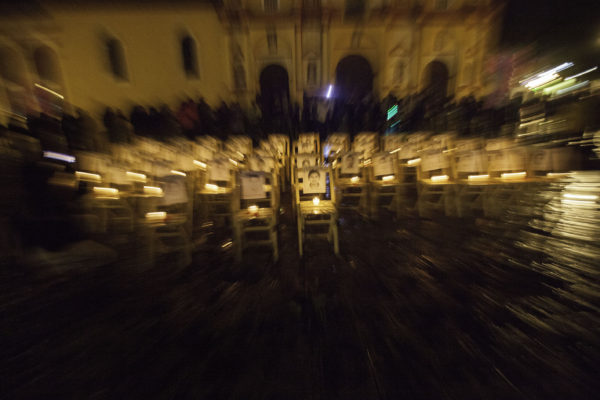 San Cristobal de Las Casas, Chiapas. 26 de septiembre de 2016. Aproximadamente mil personas de organizaciones, estudiantes, maestros e internacionales se con dos marchas, musica, poesia y proyecciones de documentales recuerdan hoy en la Plaza de La Resistencia a los 43 estudiantes de la normal rural de Ayotzinapa desaparecidos supuestamente por policias hace dos anos. Foto: Moysés Zúñiga Santiago