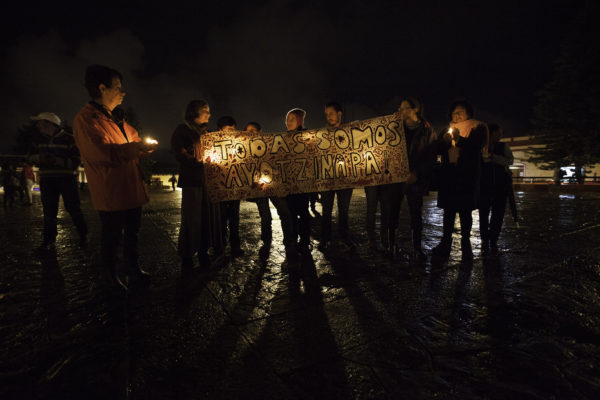 San Cristobal de Las Casas, Chiapas. 26 de septiembre de 2016. Aproximadamente mil personas de organizaciones, estudiantes, maestros e internacionales se con dos marchas, musica, poesia y proyecciones de documentales recuerdan hoy en la Plaza de La Resistencia a los 43 estudiantes de la normal rural de Ayotzinapa desaparecidos supuestamente por policias hace dos anos. Foto: Moysés Zúñiga Santiago