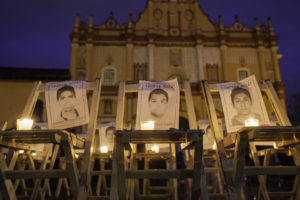 San Cristobal de Las Casas, Chiapas. 26 de septiembre de 2016. Aproximadamente mil personas de organizaciones, estudiantes, maestros e internacionales se con dos marchas, musica, poesia y proyecciones de documentales recuerdan hoy en la Plaza de La Resistencia a los 43 estudiantes de la normal rural de Ayotzinapa desaparecidos supuestamente por policias hace dos anos.    Foto: Moysés Zúñiga Santiago